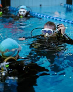 Prova subacquea in piscina a Verona con istruttore ATIS Diving Club durante corso sub base